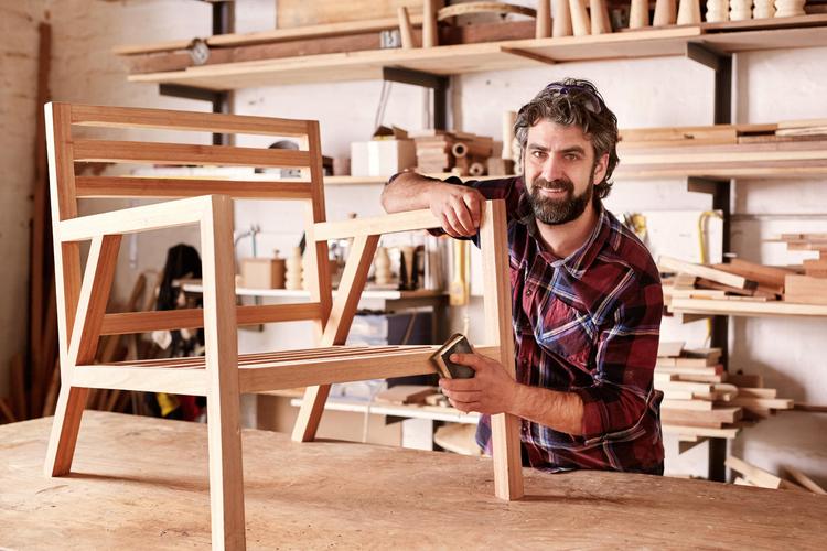 木制品工作室工匠家具设计师和木匠的成品图
